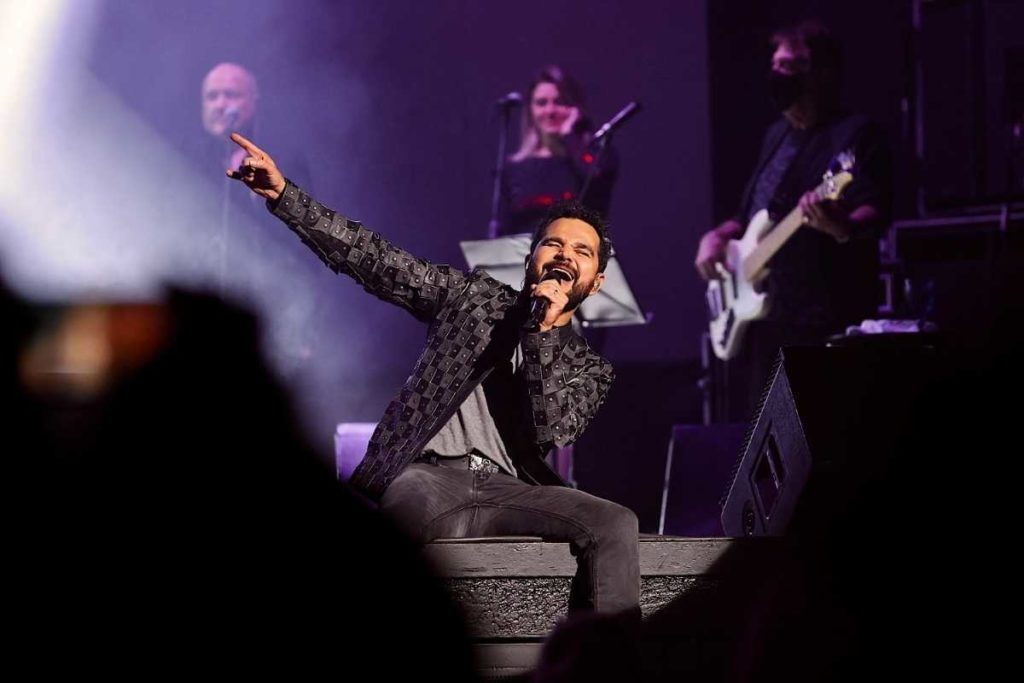 luciano se apresentando em show para vacinados