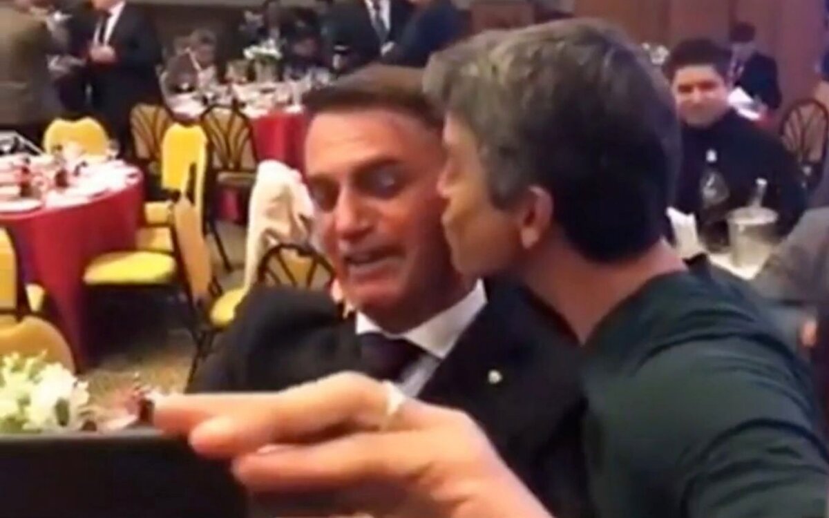 Marcio Garcia faz selfie beijando Bolsonaro
