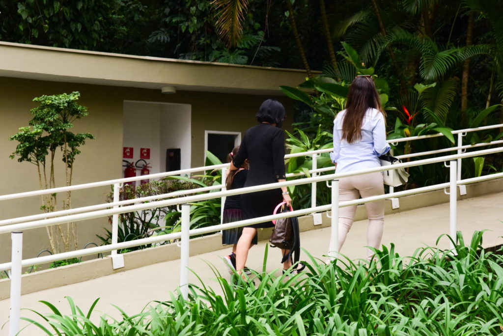 Viúva de Dudu Braga chegando na missa de sétimo dia