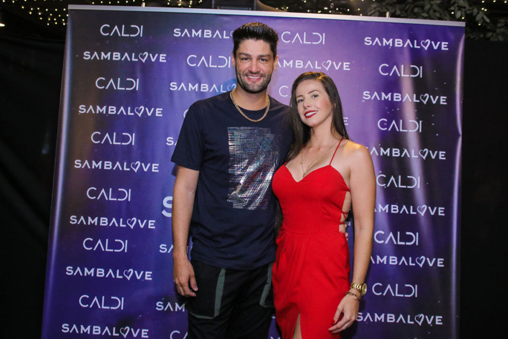 Munhoz e a nova namorada em evento do Sambalove