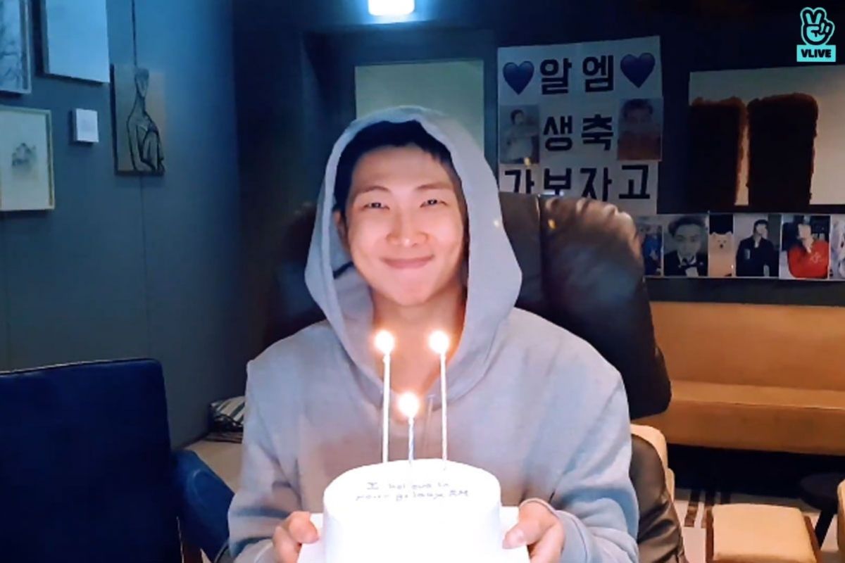 Namjoon, do BTS, com bolo de aniversário em live no aplicativo VLive