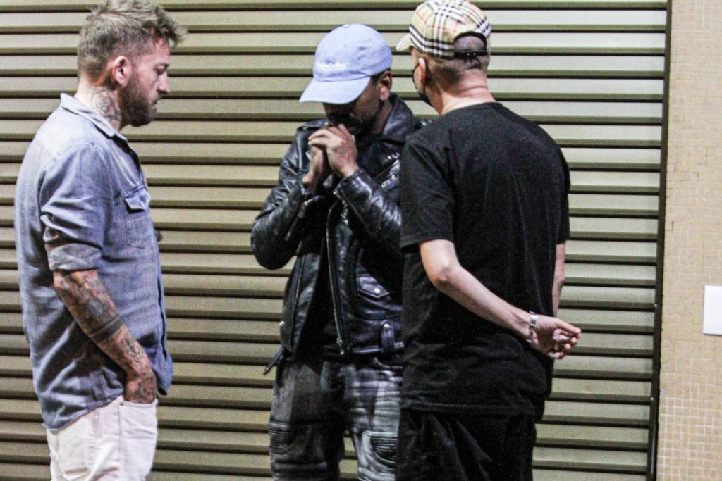 nego-do-borel-com-os-amigos-desolado