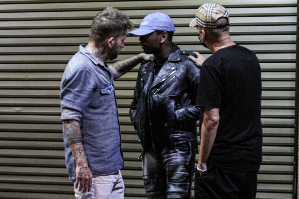 nego-do-borel-sendo-consolado-pelos-amigos