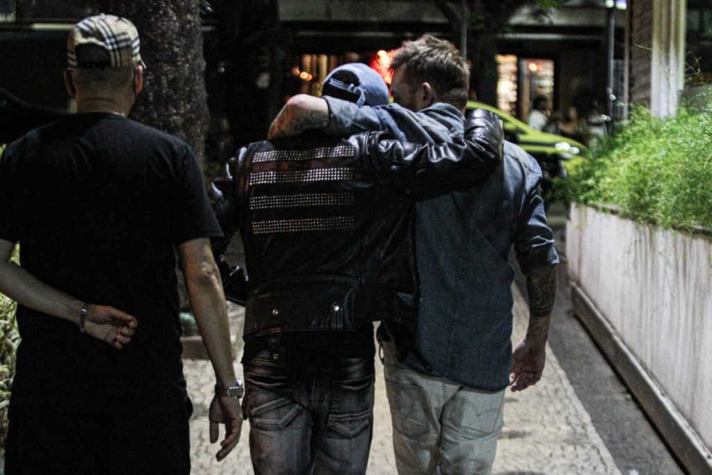 nego-do-borel-triste-abraçado-com-os-amigos