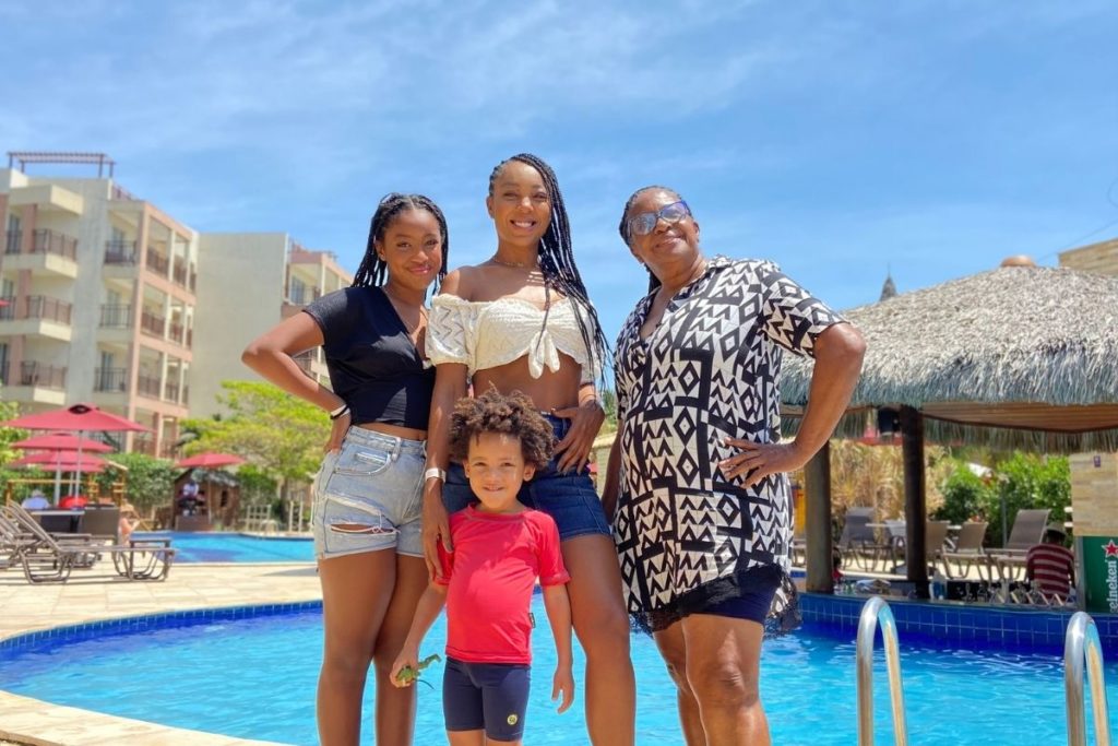 Negra Li aproveita final de semana com filhos no Beach Park