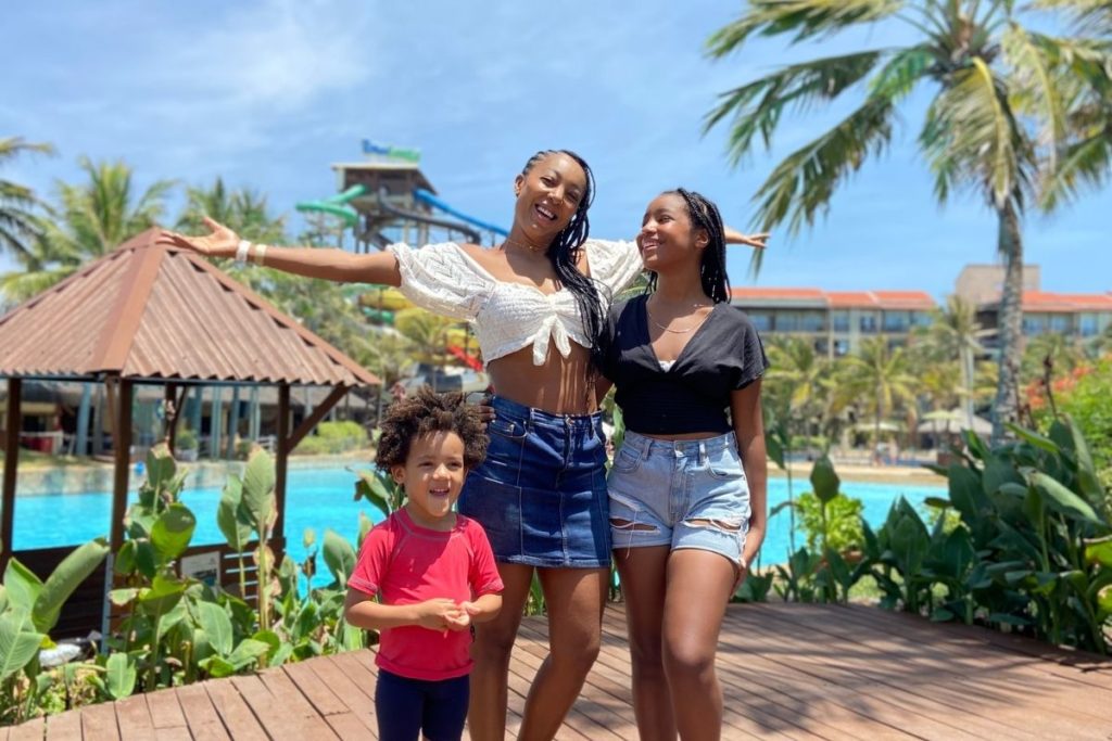 Negra Li aproveita final de semana com filhos no Beach Park