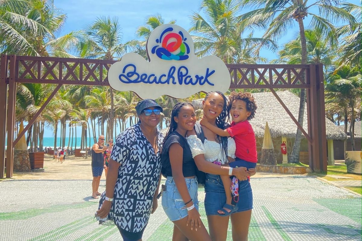 Negra Li aproveita final de semana com filhos no Beach Park
