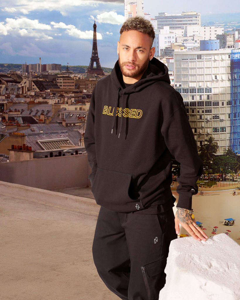 Neymar usando jaqueta preta da Puma