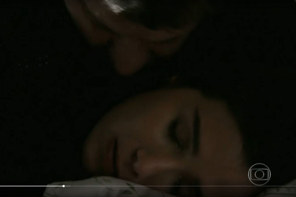 Reginaldo abusa sexualmente de Cora