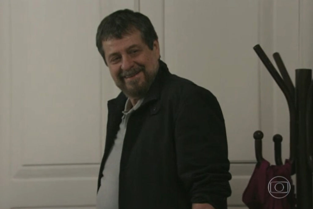 Reginaldo observa Cora dormir