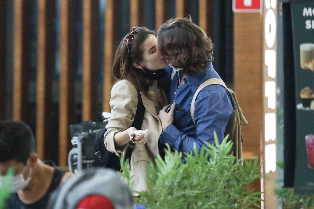 Giulia Be e Romulo Arantes Neto se beijam em aeroporto