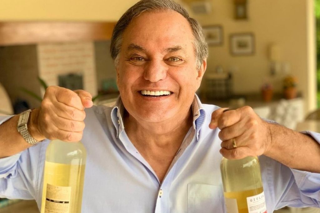 Ronnie Von com garrafas de vinho