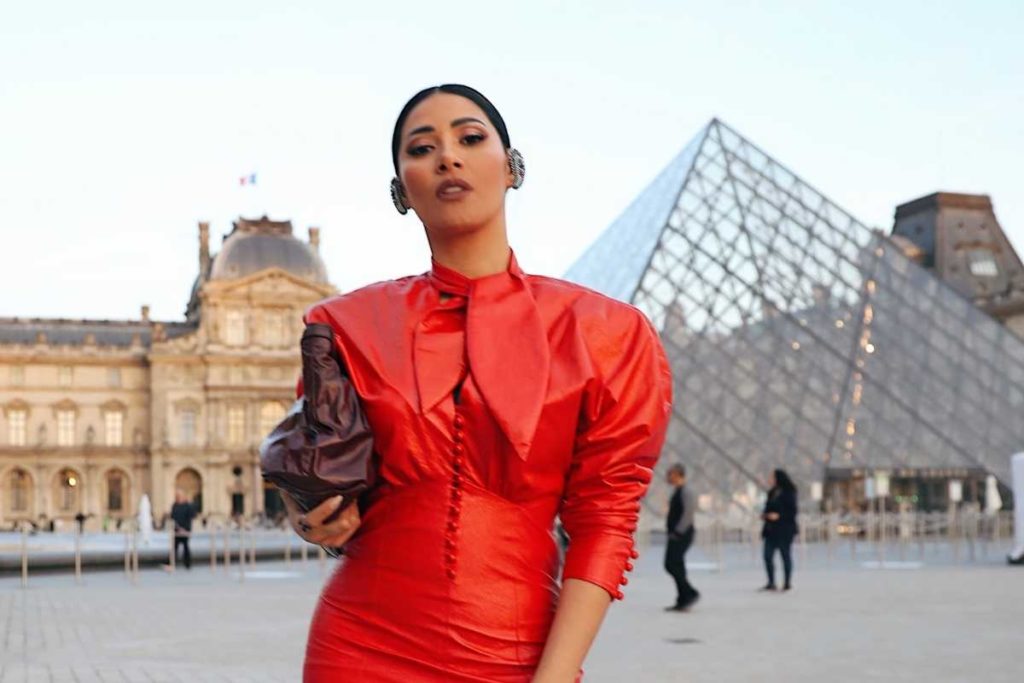 siamria posando com look estiloso no luvre