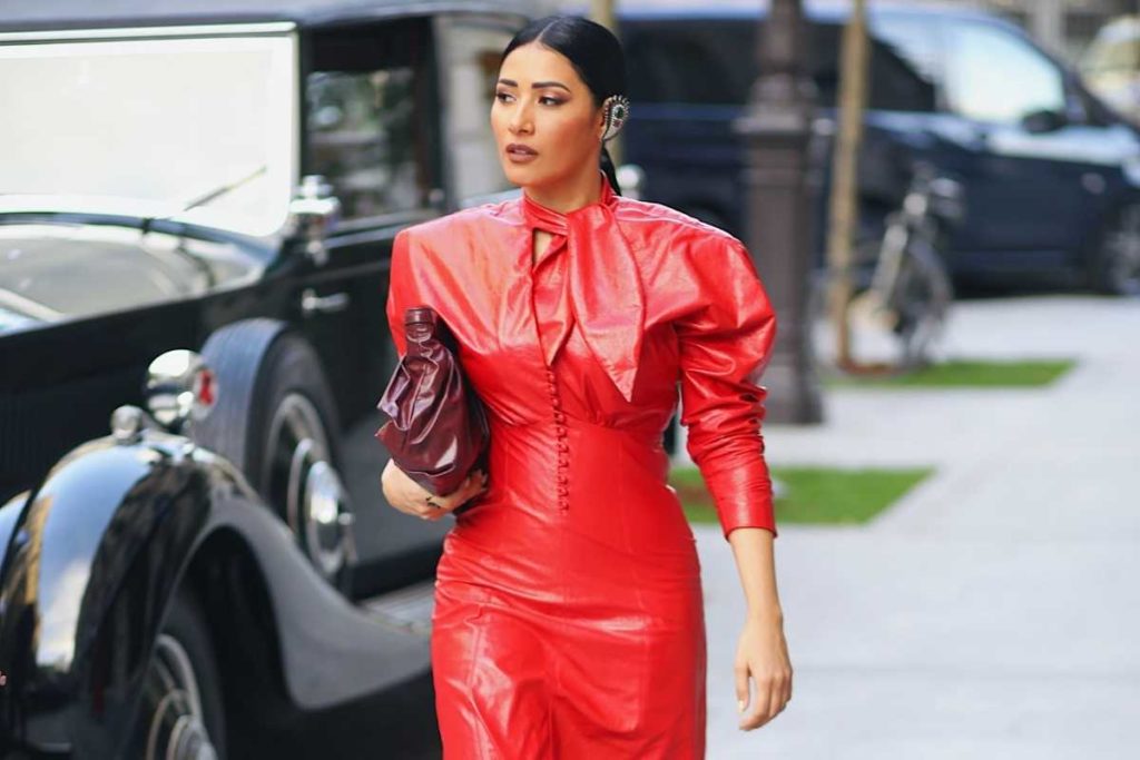 simaria andando por paris com vestido estiloso