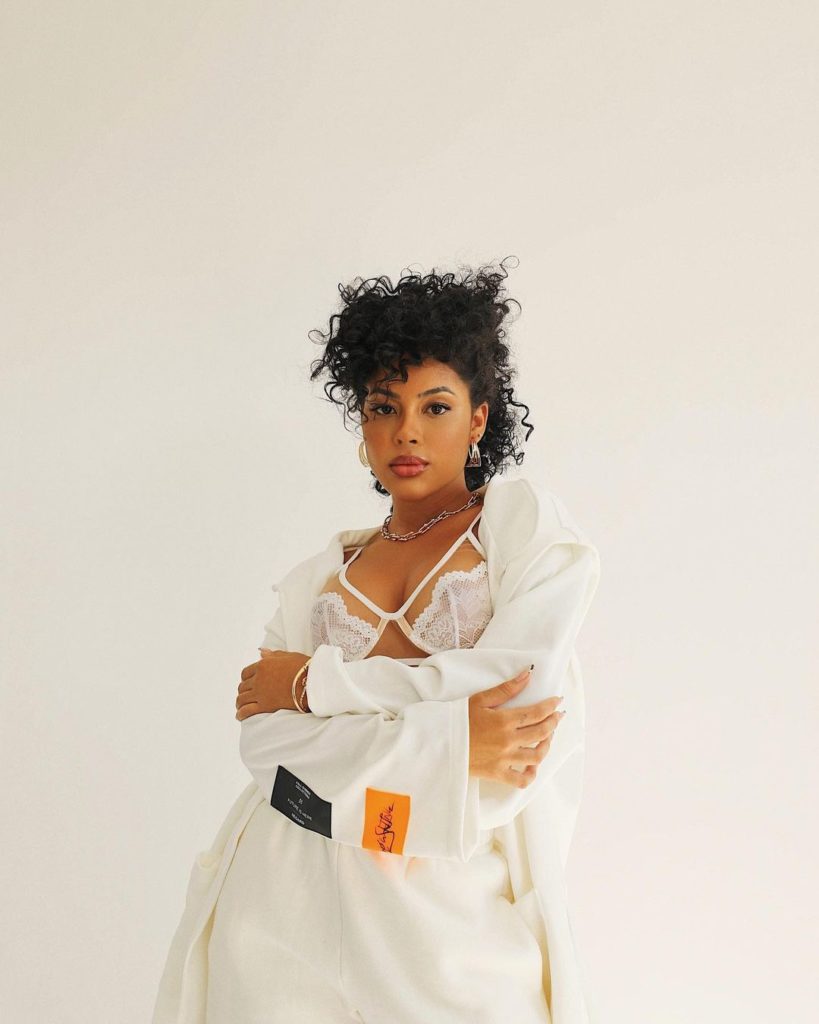 Sthefane Matos com roupa branca