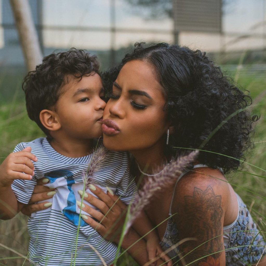 Sthefane Matos e seu filho Apolo