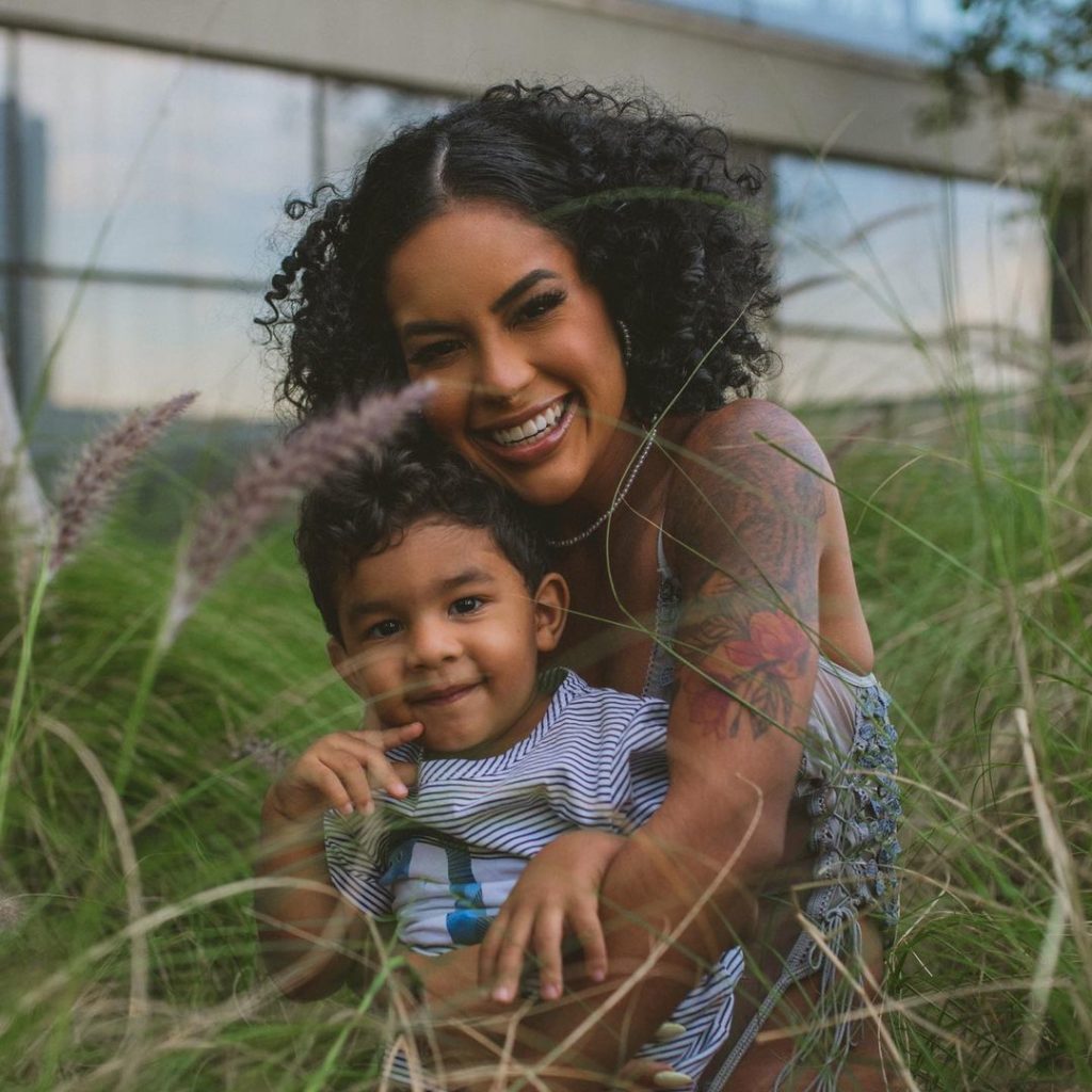 Sthefane Matos e seu filho Apolo