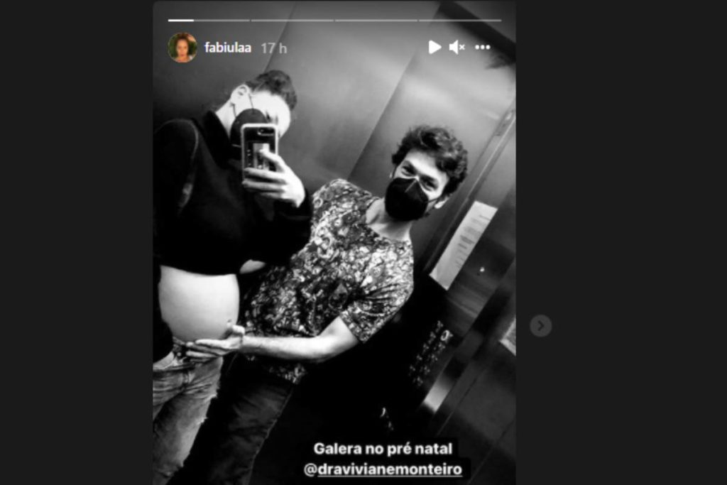 stories com selfie de fabiula nascimento com emilio dantas nas cores preto e branco