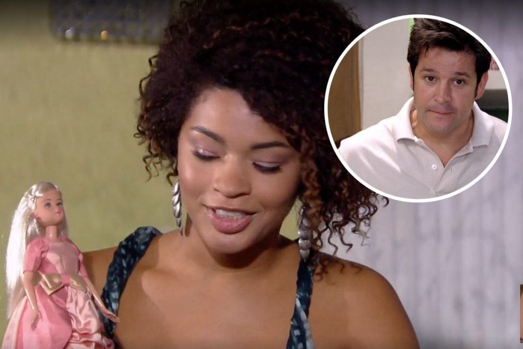 Ti Ti Ti - Clotilde vê Valquíria com a boneca e nota a semelhança do vestidinho com os modelos de Valentim