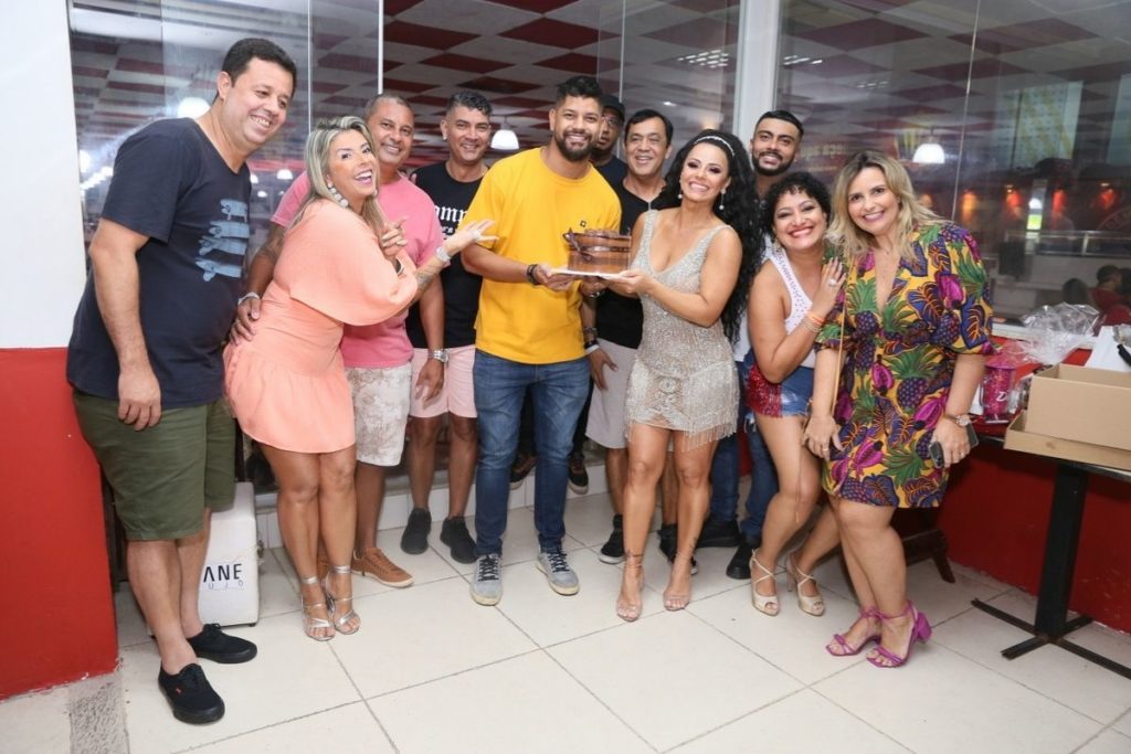 Viviane Araújo comemora aniversário do marido