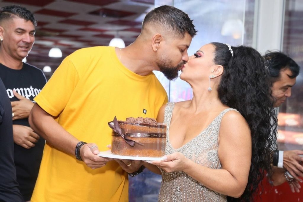 Viviane Araújo comemora aniversário do marido