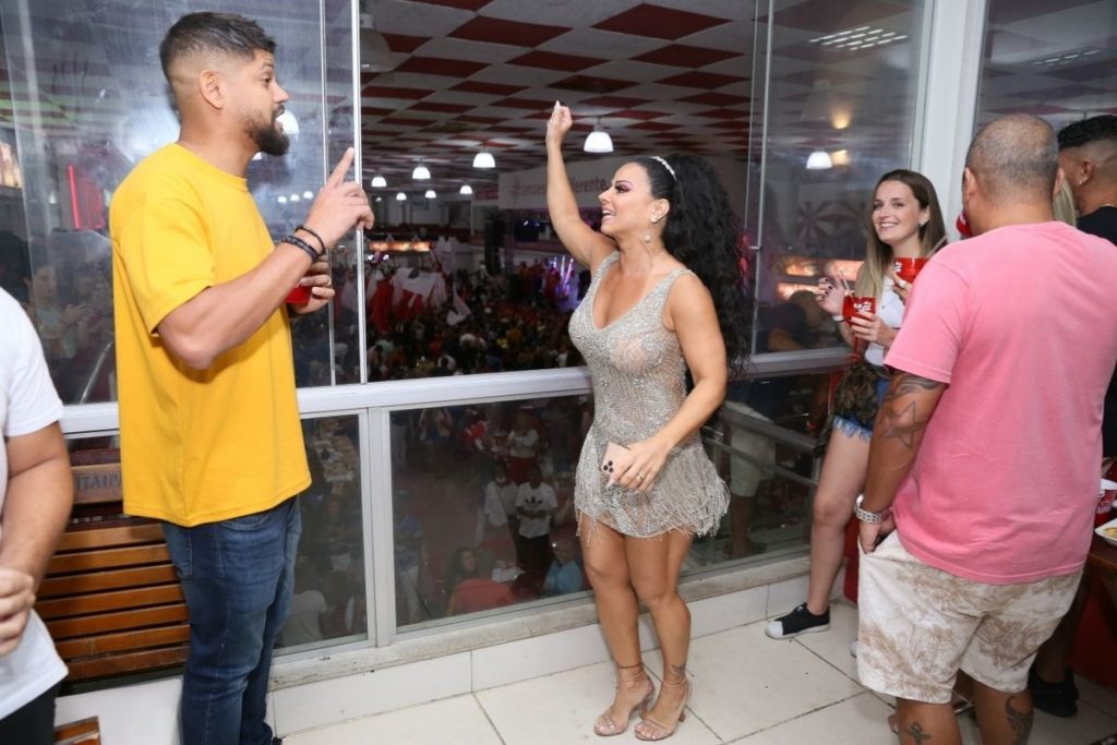 Viviane Araújo comemora aniversário do marido
