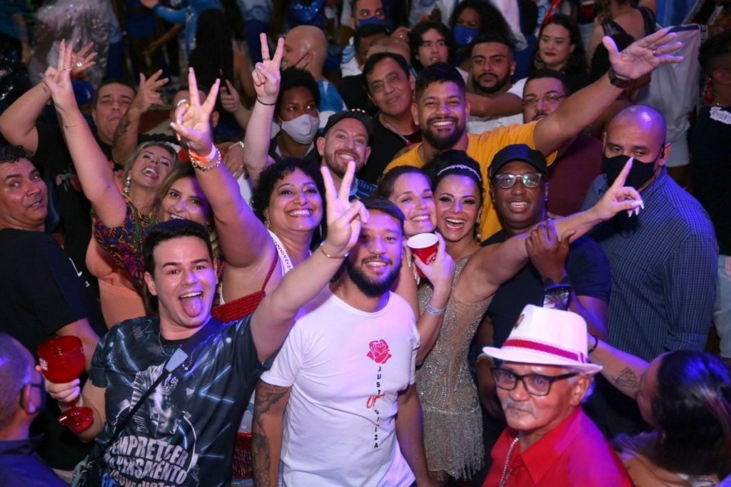 Viviane Araújo comemora aniversário do marido