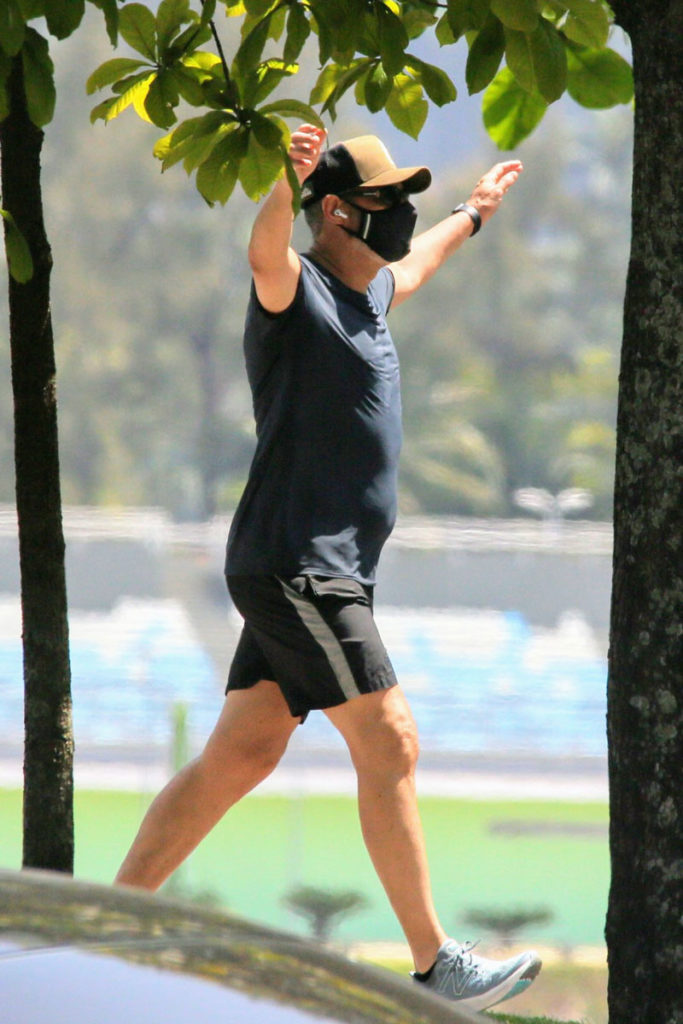 William Bonner se alonga perto da Lagoa Rodrigo de Freitas