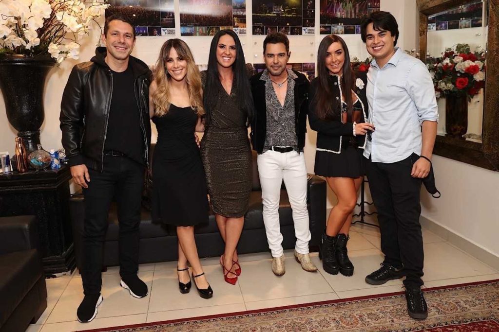 zezé di camargo com a família no camarim de show para vacinados