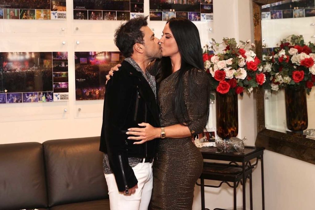 zezé di camargo beijando graciele lacerda no camarim de show para vacinados