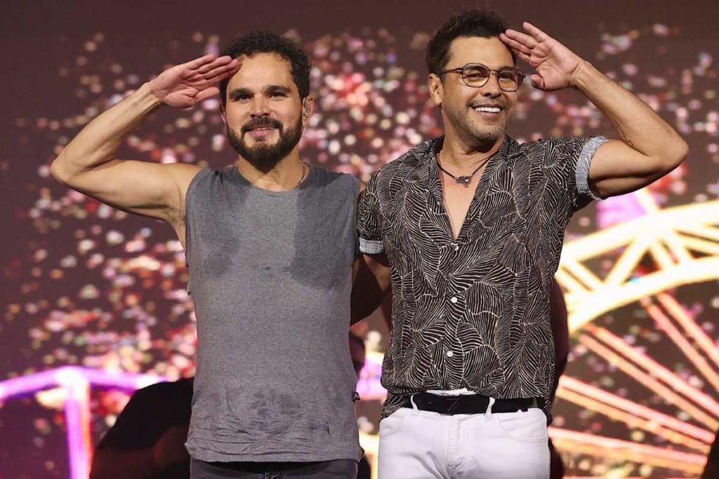 zezé di camargo e luciano se apresentando em show para vacinados