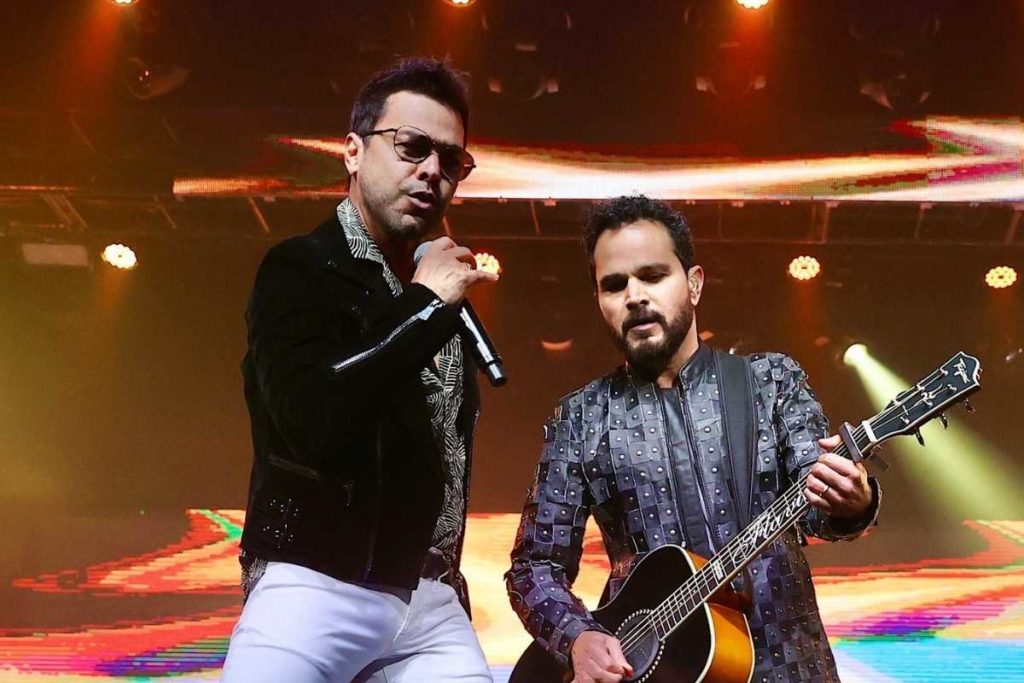 zezé di camargo e luciano se apresentando em show para vacinados