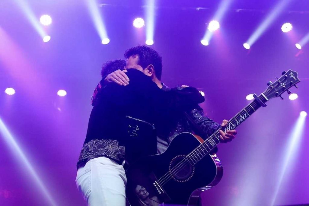 zezé di camargo e luciano se apresentando em show para vacinados