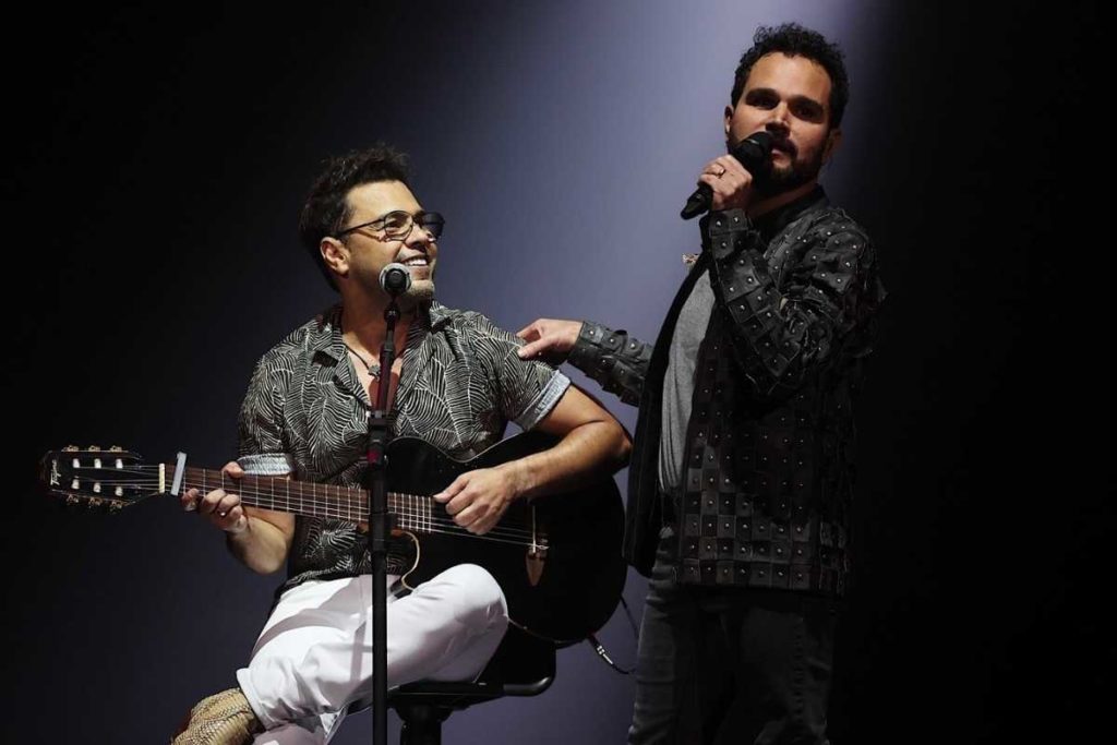 zezé di camargo e luciano se apresentando em show para vacinados