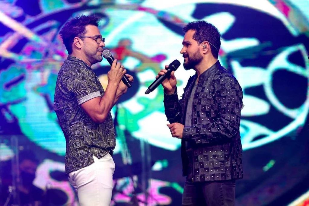 zezé di camargo e luciano se apresentando em show para vacinados