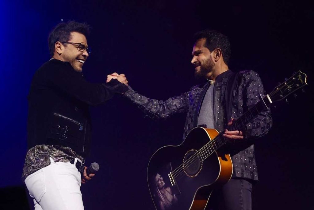 zezé di camargo e luciano se apresentando em show para vacinados