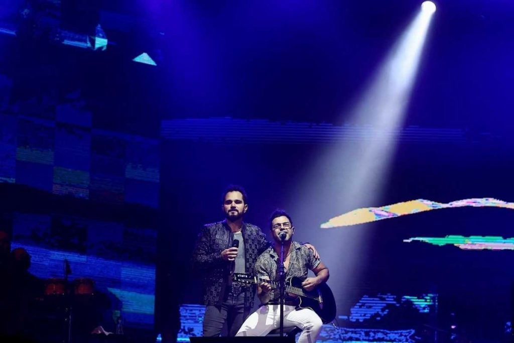 zezé di camargo e luciano se apresentando em show para vacinados