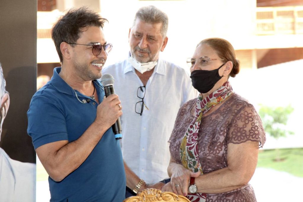 Zezé Di Camargo e a mãe, Dona Helena, se olhando em coletiva de imprensa