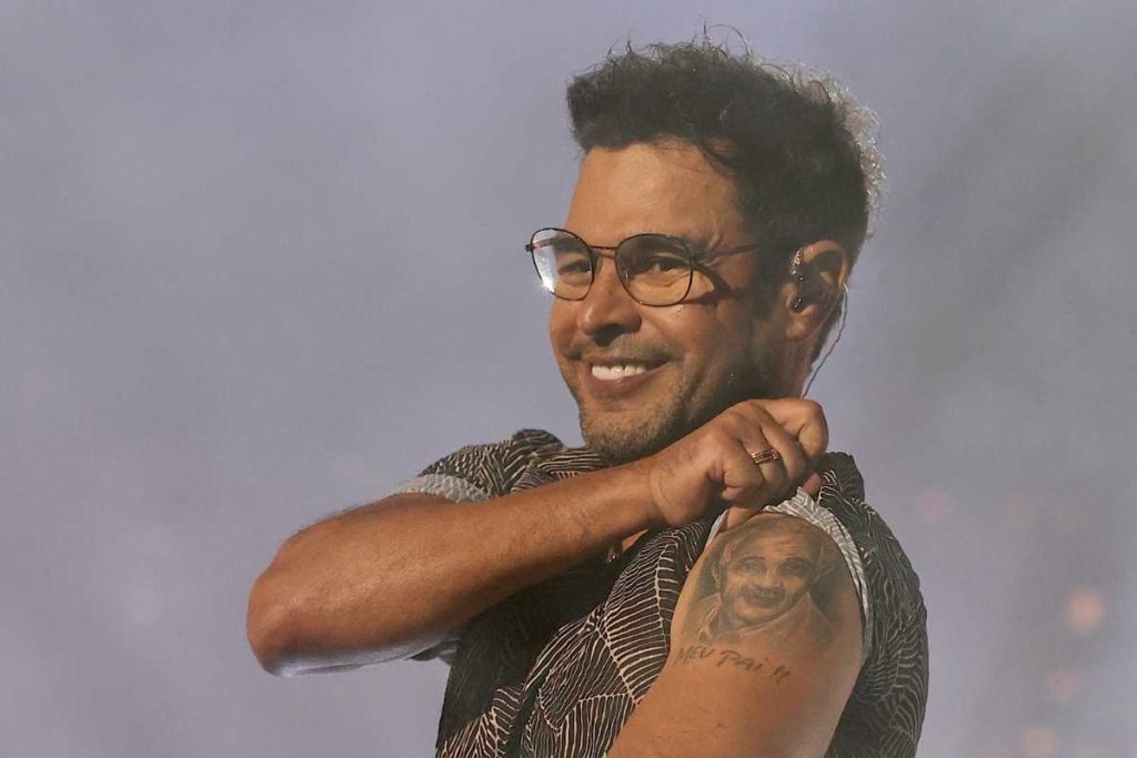 zezé di camargo mostrando tatuagem do pai em show para vacinados