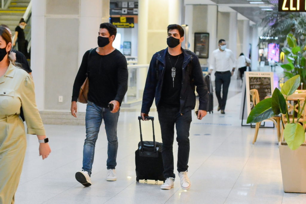 Caua e Pavel Reymond em aeroporto