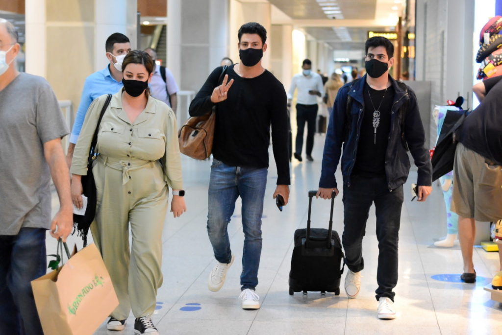 Caua e Pavel Reymond em aeroporto
