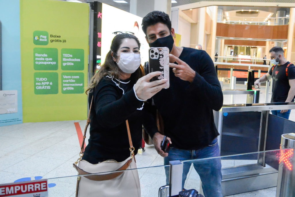 Cauã Reymond em aeroporto