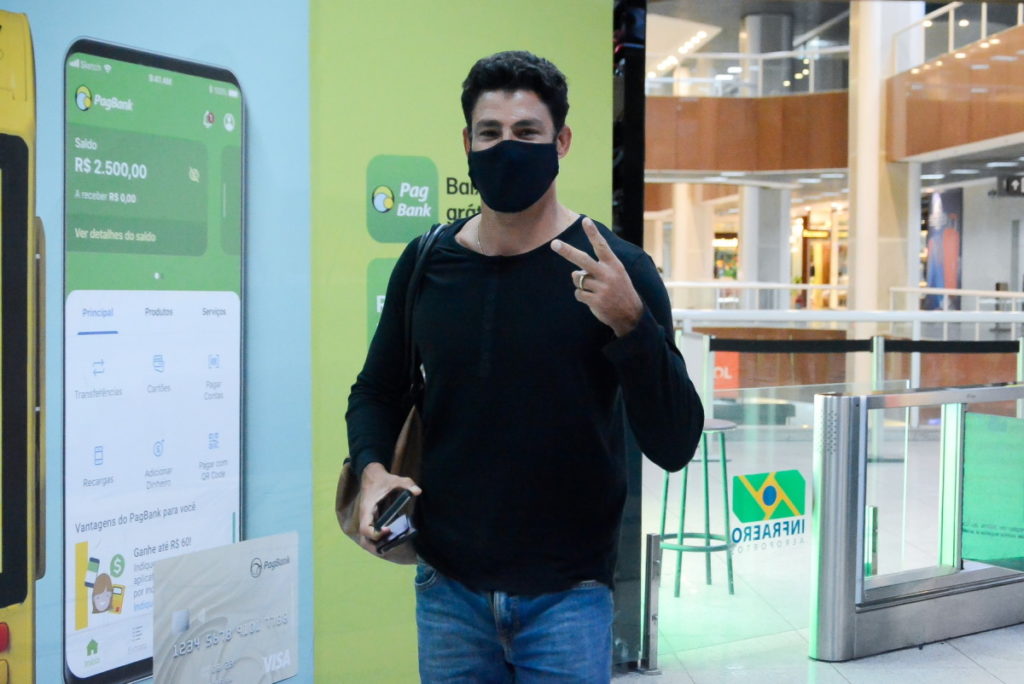 Cauã Reymond em aeroporto