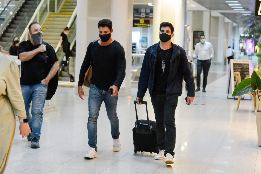Caua e Pavel Reymond em aeroporto