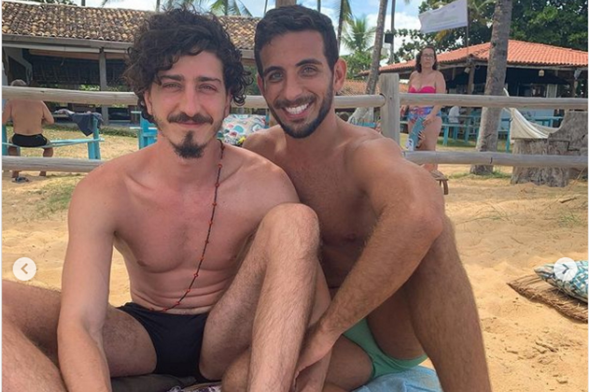 Johnny Massaro e namorado na praia