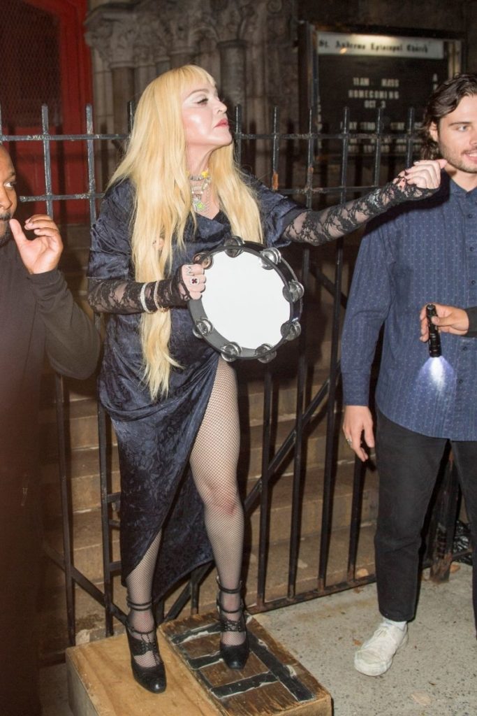 Madonna ao lado de Jon Batiste em passeata pelas ruas do Harlem