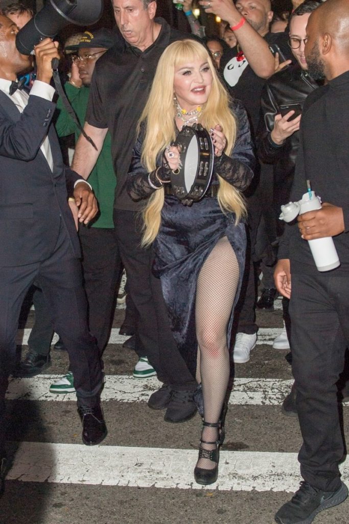 Madonna ao lado de Jon Batiste em passeata pelas ruas do Harlem