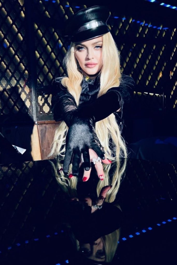 Madonna no palco no lançamento de Madame X