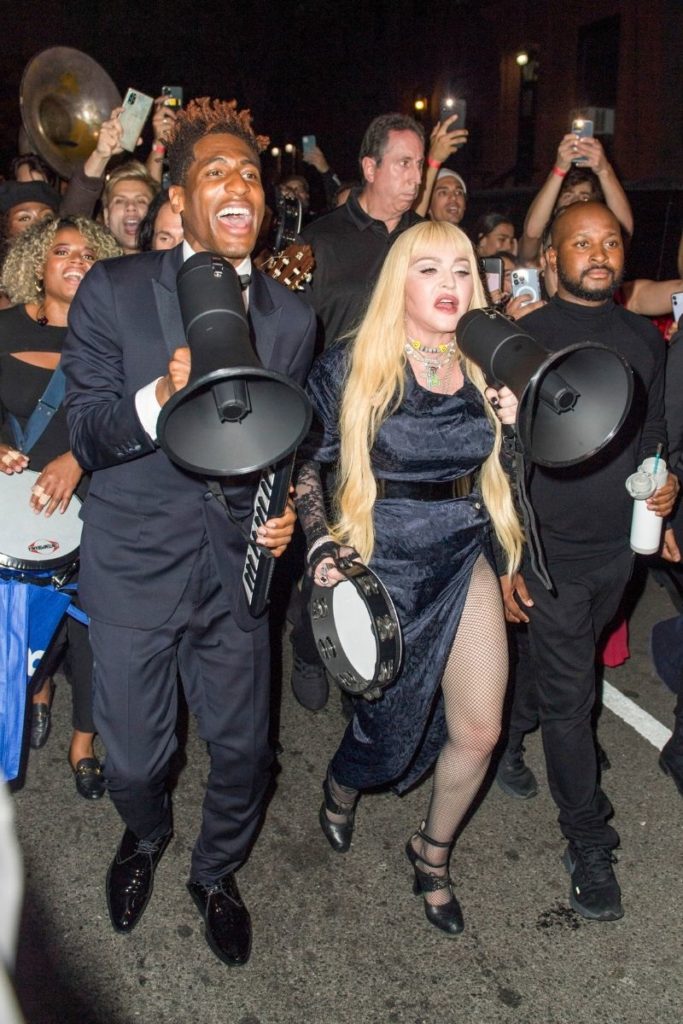 Madonna ao lado de Jon Batiste em passeata pelas ruas do Harlem