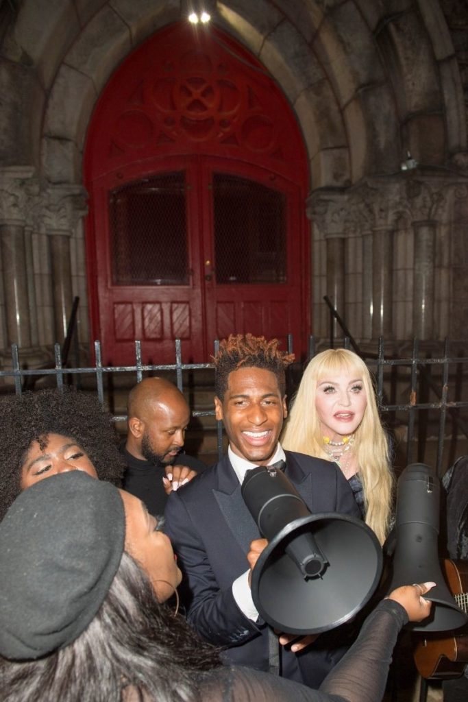 Madonna ao lado de Jon Batiste em passeata pelas ruas do Harlem